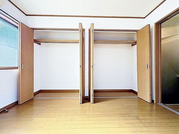 「収納豊富」収納の多さも魅力です。使い勝手の良い収納を豊富に設置しております。居住スペースを充分に確保することができる為、ゆとりある室内で、ゆっくりとご寛ぎいただけます。