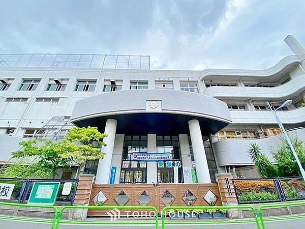 徒歩4分。台東区立東泉小学校 290m