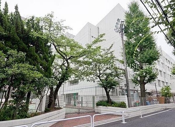 徒歩9分。台東区立柏葉中学校 700m