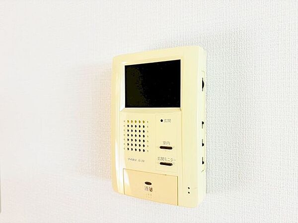 「見える安心・TVモニター付きインターホン」誰が来てもわかる様にモニター付きインターホンを設置。家事導線を考慮した個所に設置し、防犯性と利便性に優れ快適と安らぎを合わせた優しい設計。