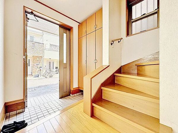 「玄関」家の中でお客様を迎える最初の場所である玄関。豊富な玄関収納で、常に綺麗に保つことが出来ます。