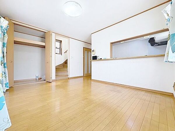 「ダイニング」ホワイトクロス×濃いカラーのフローリングをコーディネートした室内。シンプルな室内デザインなので、よりインテリアが映えます。