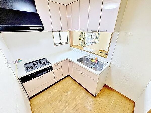 「L字型キッチン」キッチン内での移動を少なくできるメリットがあります。家事動線をよくしたい」「収納を多くしたい」など幅広い目的に対応できるレイアウトを実現できます。