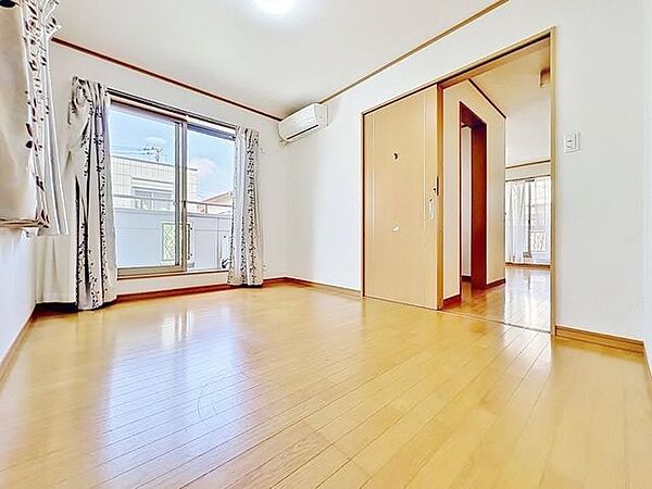 「バルコニーに面した居室」主寝室は十分な広さに加えて、快適に目覚められるよう、大きな採光窓を設けました。