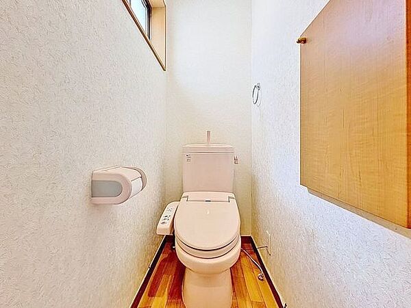 「窓あり×トイレ」水周りはシンプルに清潔感のあるホワイトで統一。換気出来るよう、窓も完備することで、いつも清潔な空間であって頂けるよう配慮しました。