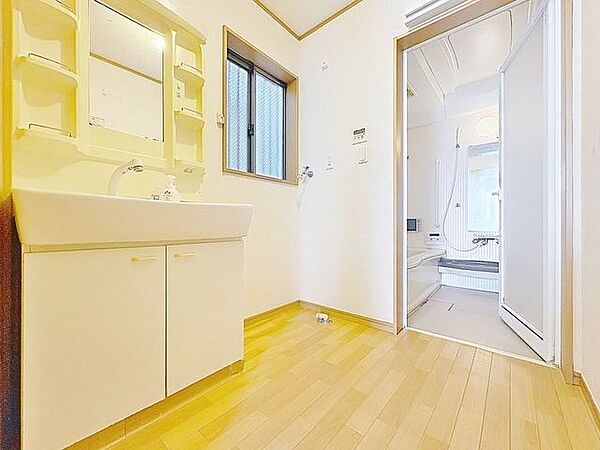 「窓あり×洗面所」湿気の多くなりやすい洗面所も、窓があることで換気が可能なので気持ちよくお使い頂けます。