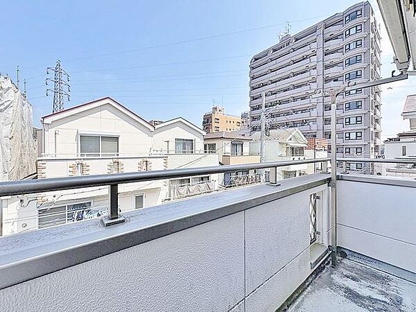 「バルコニー」大きな空に囲まれた気持ちのいい住まい。バルコニーを覗くだけで圧倒的な開放感に包まれます。