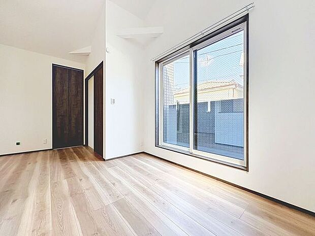 「明るい居室」温もりある自然光を感じていただける居室です。飽きのこないナチュラルなデザインの空間は、色褪せることのない心地良さを作ります。