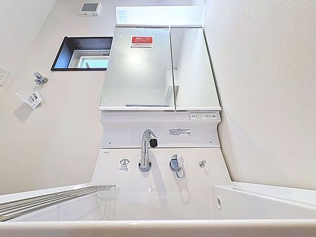 「洗面台」シンプルだからこそ使いやすい。スタンダードなデザインの洗面ボウルは清潔感あるオフホワイトです。