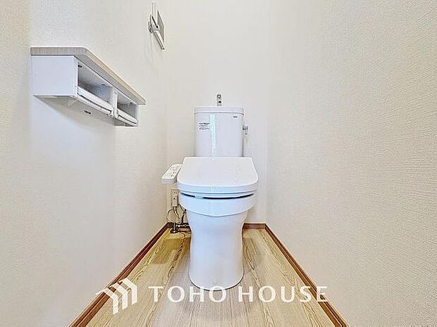 「温水洗浄便座付きトイレ」トイレは快適な温水洗浄便座付です。清潔感のあるホワイトで統一しました。いつも清潔な空間であって頂けるよう配慮された造りです。