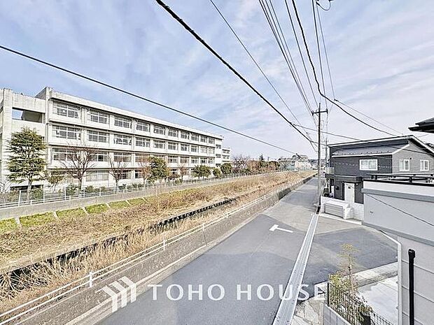 「穏やかな街並みの眺望」穏やかな街並みを一望しながら、爽やかな風と柔らかく降り注ぐ陽光を感じて頂けます。心地良い開放感が暮らしにゆとりと充足感をもたらします。