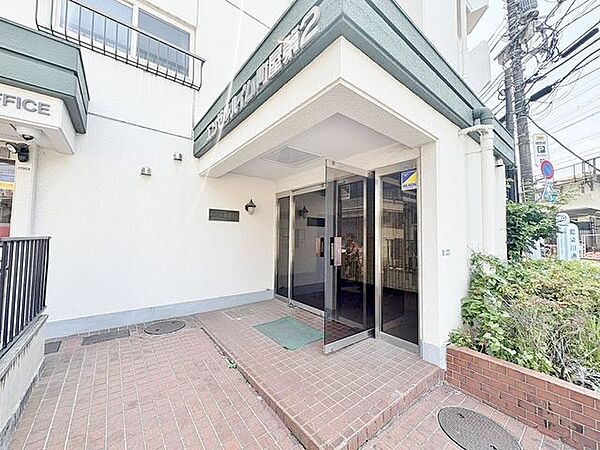 「エントランス入口」気品を感じることのできるエントランス部分。手すり付き階段など、様々な居住者様への配慮がなされているので、安心して快適にお使いいただけます。