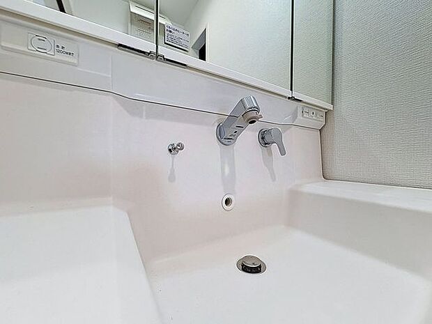 「洗面台」大きな鏡で朝の準備もばっちり。収納も多く、洗剤など日用品の保管にも便利です。