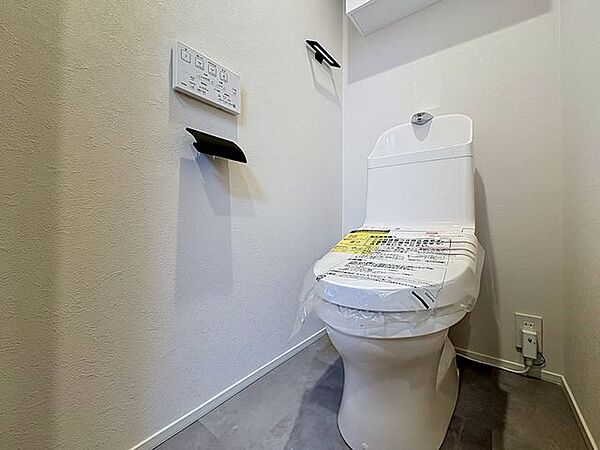 「温水洗浄便座付きトイレ」トイレは快適な温水洗浄便座付です。清潔感のあるホワイトで統一しました。いつも清潔な空間であって頂けるよう配慮された造りです。