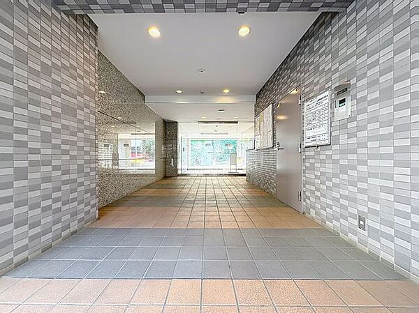 「エントランス」マンションのエントランスなど共有部分は、清掃が行き届いており、キレイな状態です。管理体制がしっかりしているからこそ。