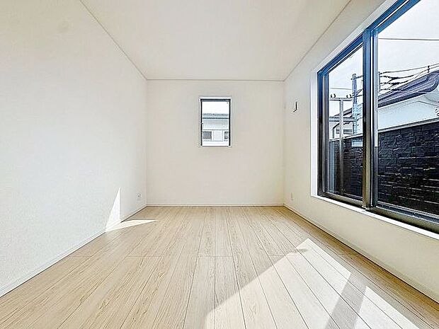 「2面採光の居室」居室に窓が2ヶ所あるので、明るさの確保と、風の通り道ができることで換気のしやすいお家になっています。居室のドアを開けることなく空気が入れ替えられるので、一人で落ち着きたい時にも。