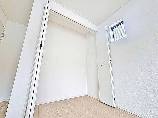 「収納豊富」収納の多さも魅力です。使い勝手の良い収納を豊富に設置しております。居住スペースを充分に確保することができる為、ゆとりある室内で、ゆっくりとご寛ぎいただけます。