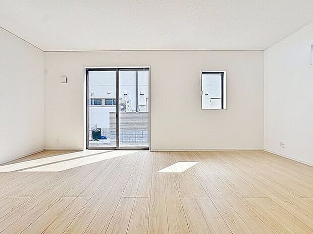 「光と風が入り込む贅沢なゆとりの空間」大きな窓から明るい自然光が降り注ぎ、明日への活力を養うことができる居心地の良いお部屋です。