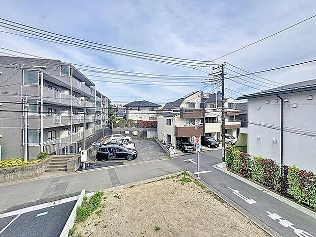「眺望」穏やかな街並みを一望しながら、爽やかな風と柔らかく降り注ぐ陽光を感じて頂けます。