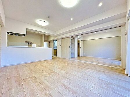 「癒し空間・13.6帖LDK」空気感という居心地の良いBGMは、心からのやすらぎと満足感を与えてくれます。通風と採光を考慮したリビングは地域の鼓動を感じながらお寛ぎ頂けます。