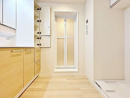 「ナチュラルな洗面室」落ち着きを感じさせる空間の洗面所。洗面台上に取り付けられた照明が優しい印象を与えてくれるので、朝の準備もスムーズに進みそうですね。
