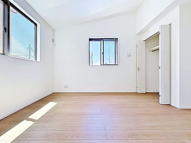 「2面採光の居室」居室に窓が2ヶ所あるので、明るさの確保と、風の通り道ができることで換気のしやすいお家になっています。