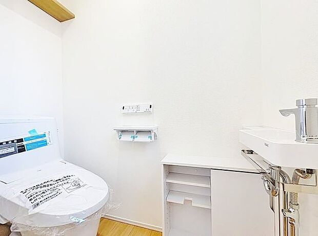 「温水洗浄便座付きトイレ」トイレは快適な温水洗浄便座付です。清潔感のあるホワイトで統一しました。いつも清潔な空間であって頂けるよう配慮された造りです。