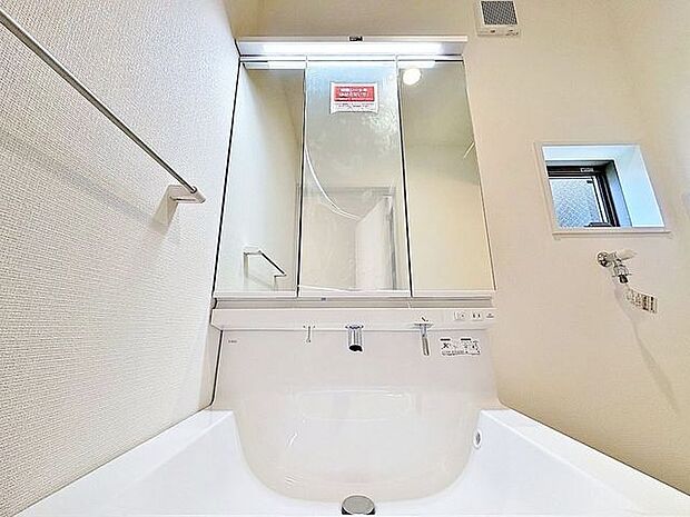 「洗面台」大きな鏡で朝の準備もばっちり。収納も多く、洗剤など日用品の保管にも便利です。