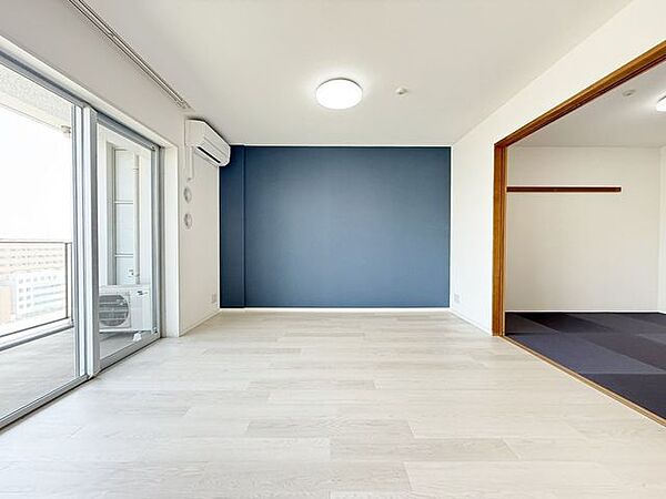 「家族の笑顔あふれる空間」家族が集まるリビングには、バルコニーへ通じる大きな窓があり、暖かな光が差し込む空間になっています。