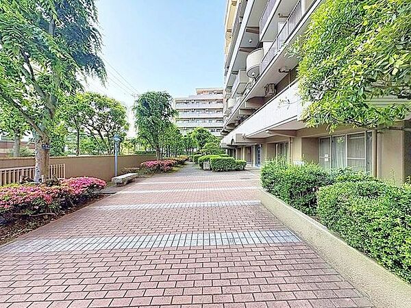「エントランス入口」植栽もお手入れがしっかりとされており、美しい外観のポイントになっています。