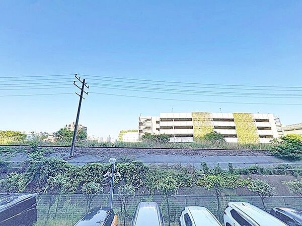 「眺望」穏やかな街並みを一望しながら、爽やかな風と柔らかく降り注ぐ陽光を感じて頂けます。