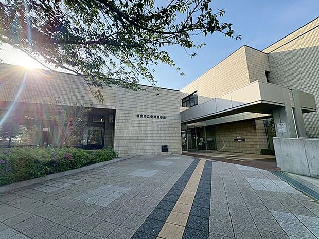 徒歩8分浦安市中央図書 600m