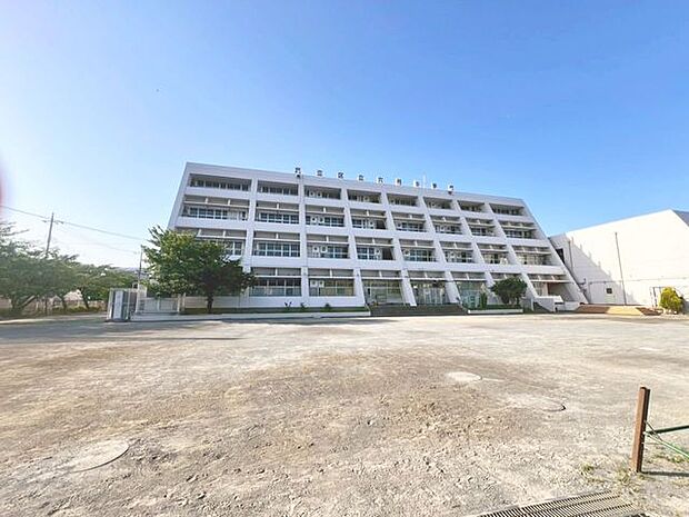 足立区立六月中学校 290m