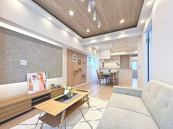 「こだわり感じるリビングです。」お部屋のアクセントとなり、空間をより広く演出してくれる「ポップアップ天井」を採用しています。