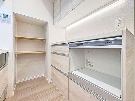 「カップボード付き」収納力たっぷりのカップボードが備え付けられているキッチン。キッチンで使用する家電や食器類をスッキリ収納できるのが魅力的です。