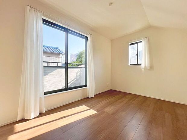 「二面採光・通風良好◎」居室に窓が2ヶ所あるので、明るさの確保と、風の通り道ができることで換気のしやすいお家になっています。