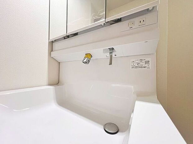 「洗面台」大きな鏡で朝の準備もばっちり。収納も多く、洗剤など日用品の保管にも便利です。