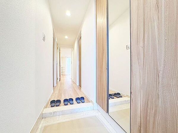 「ミラー付き玄関・お出かけ前の身だしなみチェック」広がりのある空間感 。大きな鏡は玄関に空間を作り出し、広がりを感じさせ玄関に鏡を設置することで、自分の身だしなみを確認することができます。