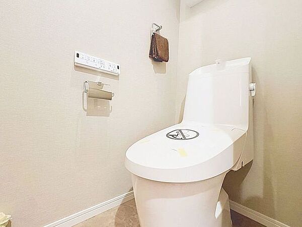 「温水洗浄便座付きトイレ」トイレは快適な温水洗浄便座付です。清潔感のあるホワイトで統一しました。いつも清潔な空間であって頂けるよう配慮された造りです。