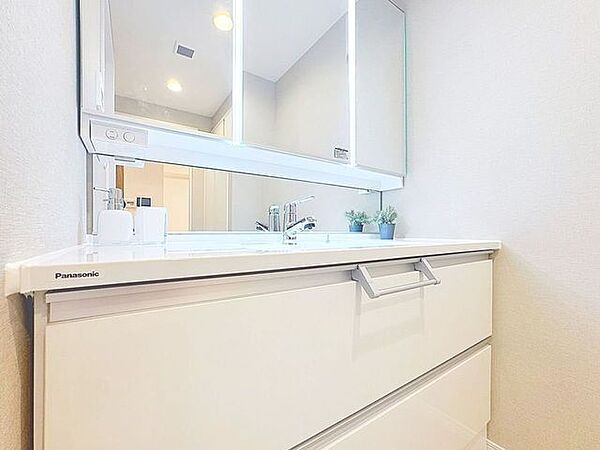「洗面台」シンプルだからこそ使いやすい。スタンダードなデザインの洗面ボウルは清潔感あるオフホワイトです。