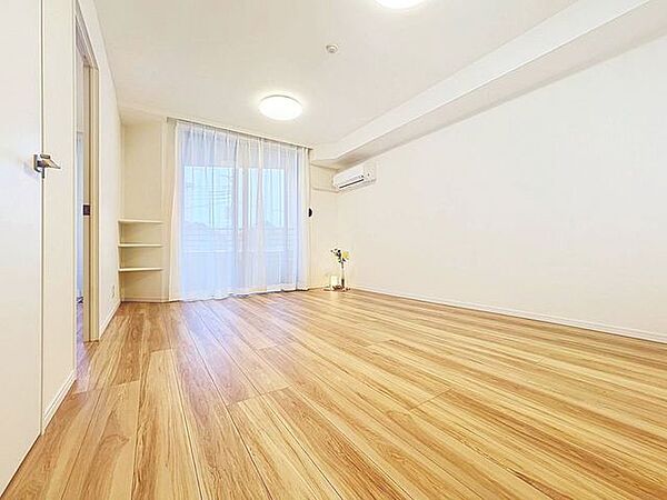 「床暖房付」ＬＤＫは床暖房を設置しています。風がないので皮膚や喉が乾燥しにくく、部屋全体をムラなく暖めることができます。陽だまりのようなぬくもりをぜひ感じて下さい。