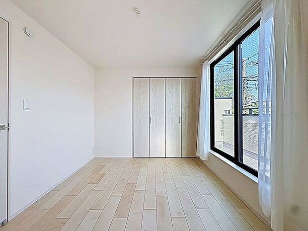 「バルコニーに面した居室」主寝室は十分な広さに加えて、快適に目覚められるよう、大きな採光窓を設けました。