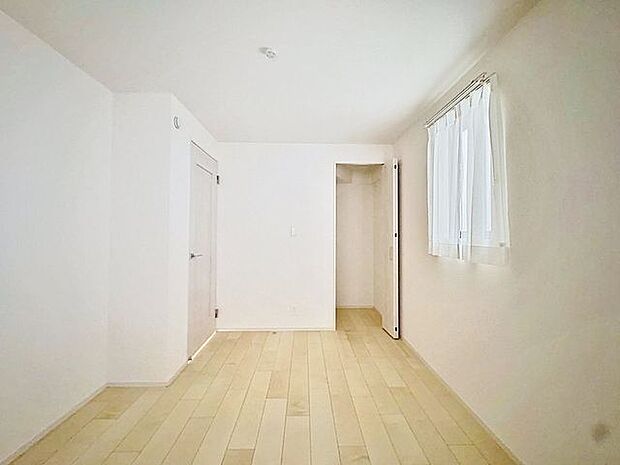 「居室」お子様の成長に合わせて机やベットを自由にレイアウトできるようにと、小さな自立心を育むお部屋作りを見越してご覧下さい。