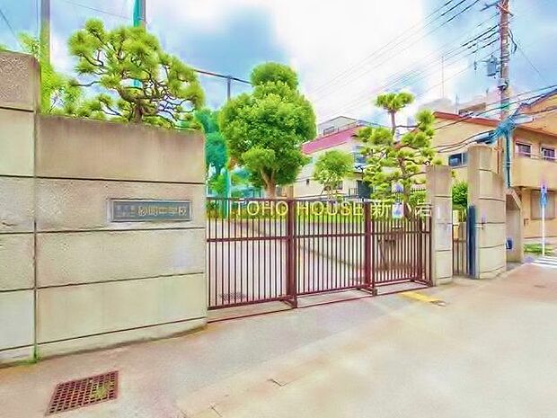 徒歩4分。江東区立砂町中学校 280m