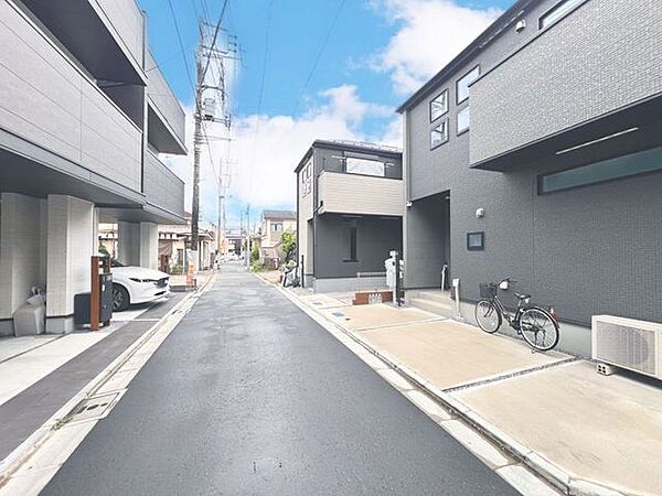 「前面道路含む外観」