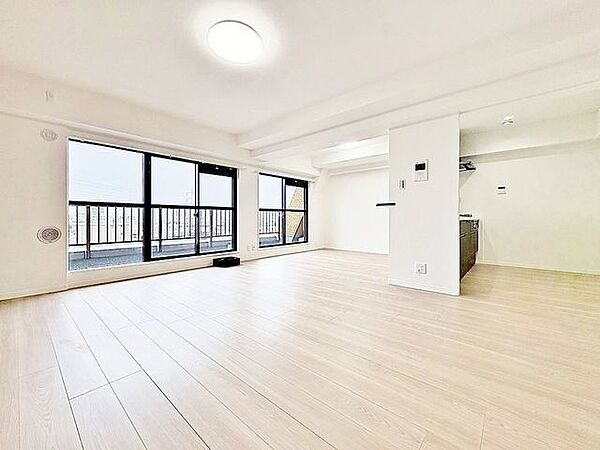 「陽当り良好なリビング。」大きな窓辺からの日差しが暖かい室内は、自然と住まう人の気分も明るくなり、リビングでの素敵なワンシーンが演出されます。