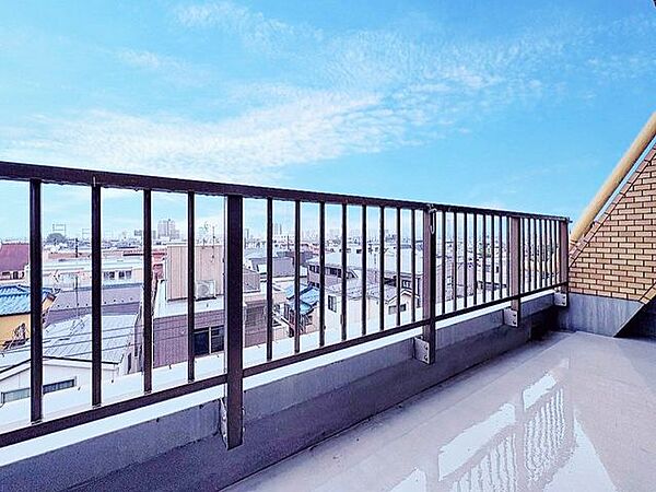 「南東向きバルコニー」柔らかな日差しの下でお洗濯を干すことができ家事時間を快適な空間に導いてくれます！