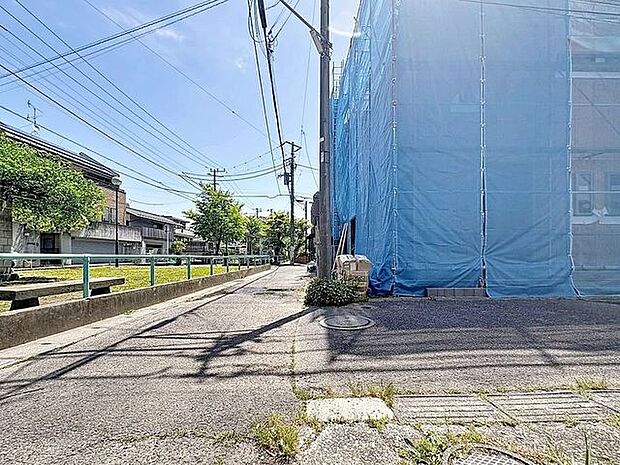 「前面道路含む外観」