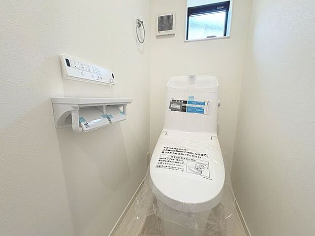 「ウォシュレット機能付き」優れた節水効果や汚れが付きにくい便座など、ほしかった機能が揃ったウォシュレット一体型トイレです。収納に便利な吊戸棚を備え付けています。