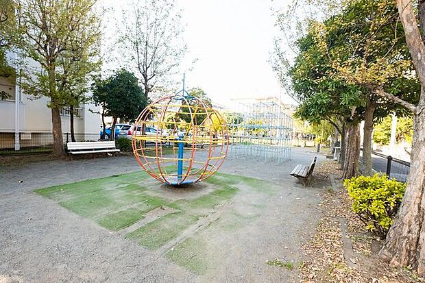 徒歩16分。やまぶき公園 1260m